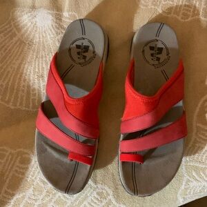 New In Box Women’s Size 8 Red Air Cushion Sandals
